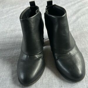 Black leather like bootie